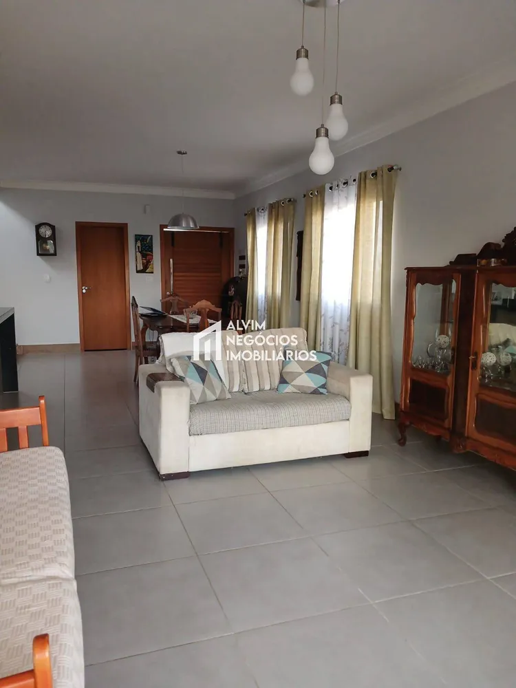 Casa, 3 quartos, 209 m² - Foto 2