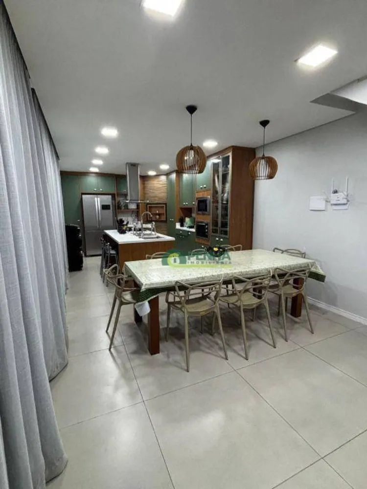 Casa, 6 quartos, 230 m² - Foto 2