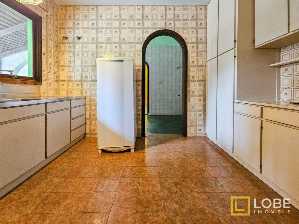 Casa à venda com 3 quartos, 306m² - Foto 2