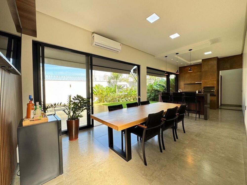 Casa à venda com 3 quartos, 200m² - Foto 1