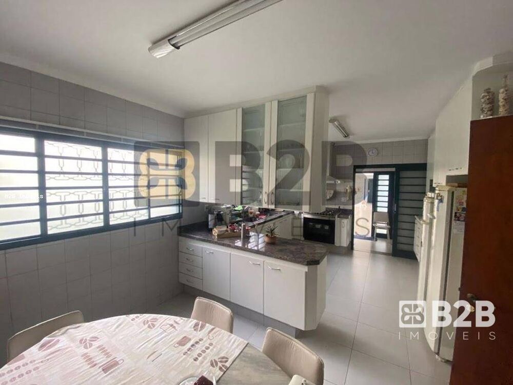 Casa à venda com 3 quartos, 328m² - Foto 3