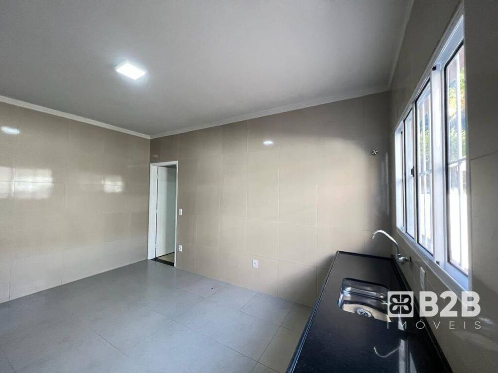 Casa à venda com 2 quartos, 130m² - Foto 2