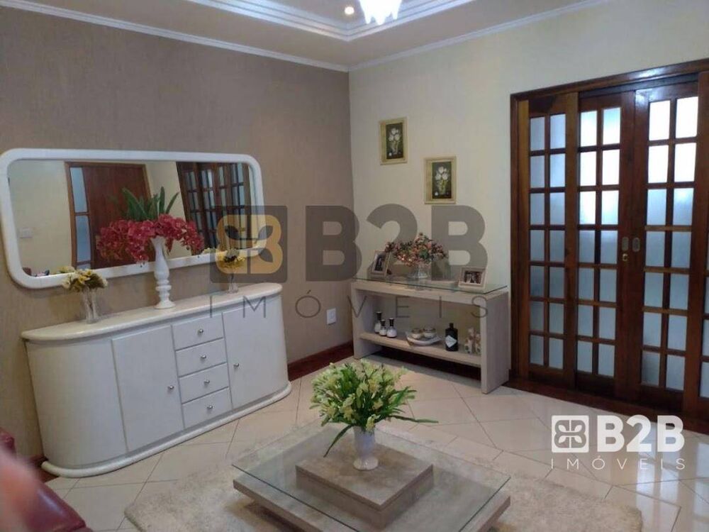 Casa à venda com 4 quartos, 222m² - Foto 1
