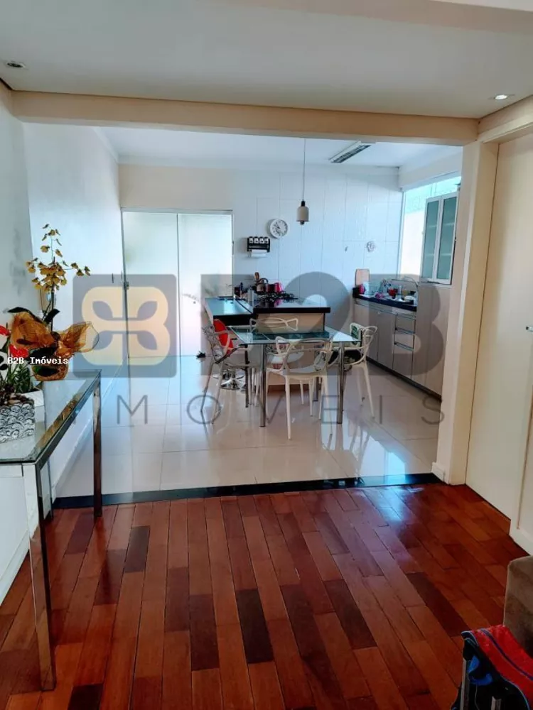 Casa à venda com 3 quartos, 225m² - Foto 1