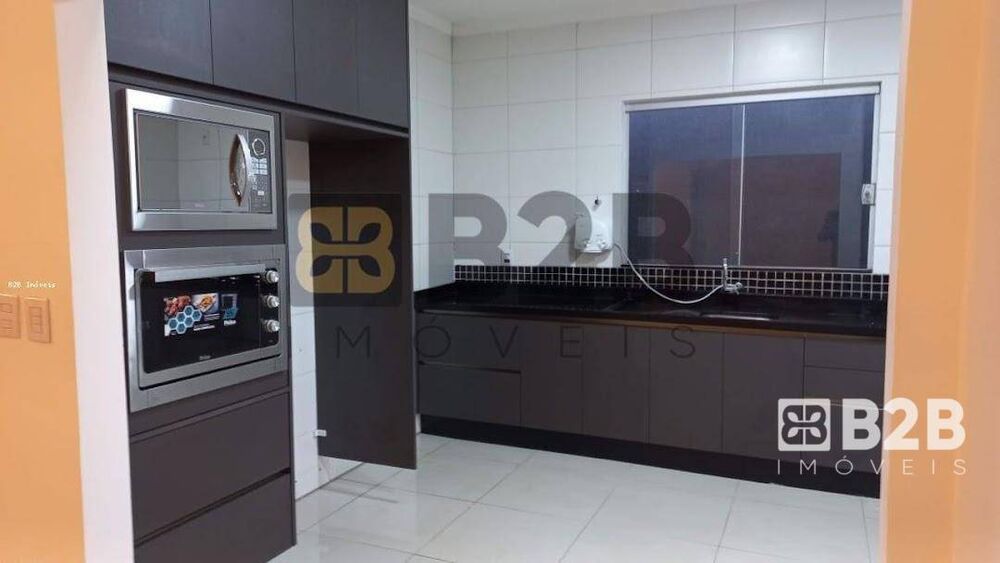 Casa à venda com 3 quartos, 250m² - Foto 2