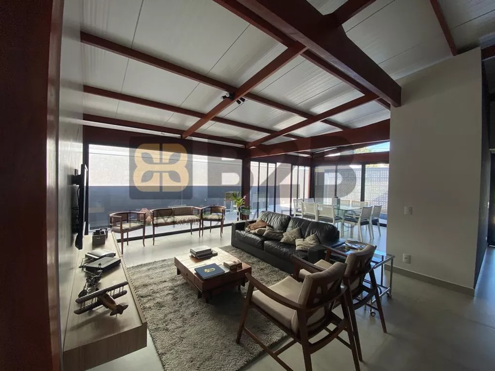 Casa de Condomínio à venda com 3 quartos, 240m² - Foto 1