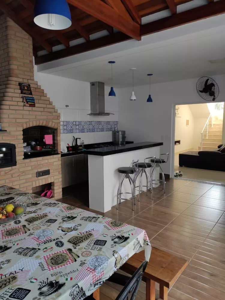 Casa de Condomínio à venda com 4 quartos, 205m² - Foto 1