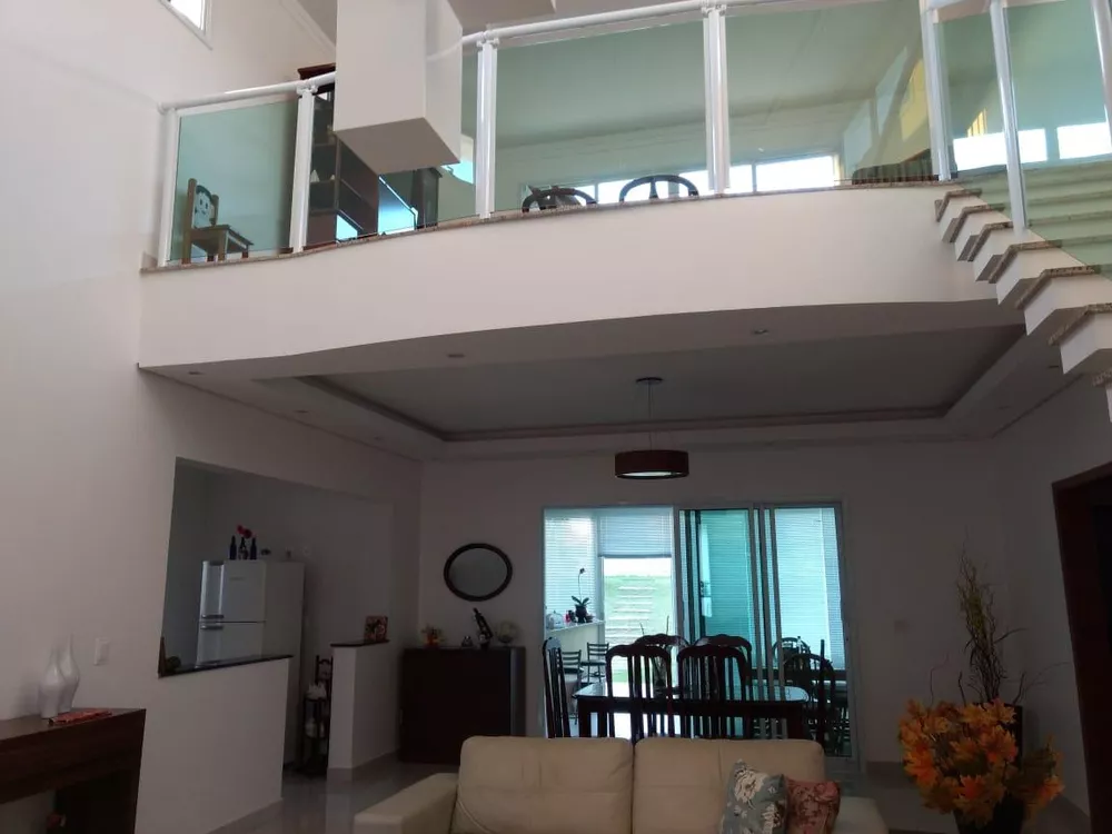 Casa à venda com 3 quartos, 314m² - Foto 1