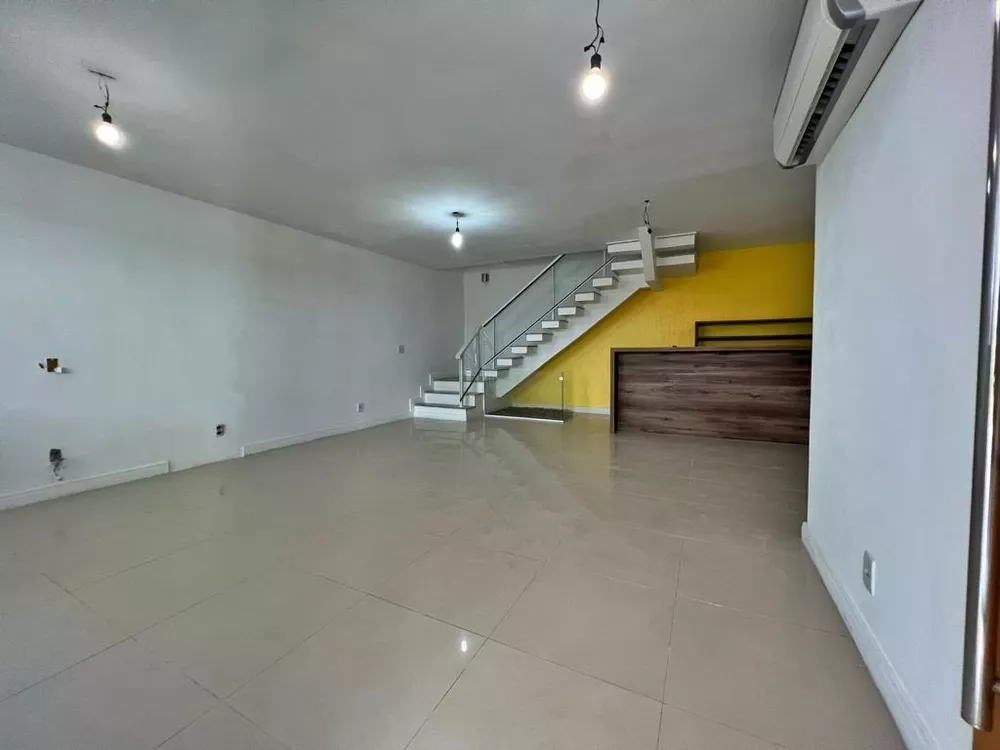 Casa de Condomínio à venda com 4 quartos, 160m² - Foto 2