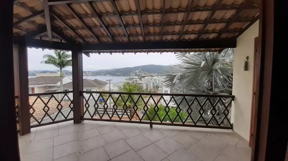 Casa de Condomínio à venda com 4 quartos, 240m² - Foto 1