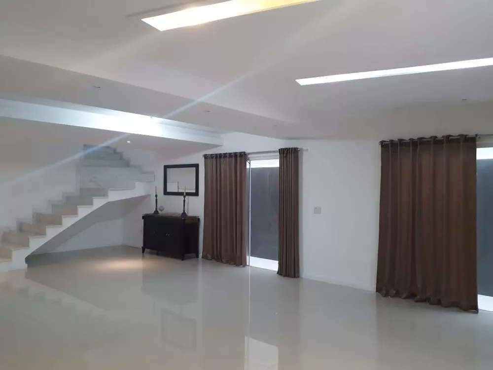 Casa à venda com 4 quartos, 250m² - Foto 2