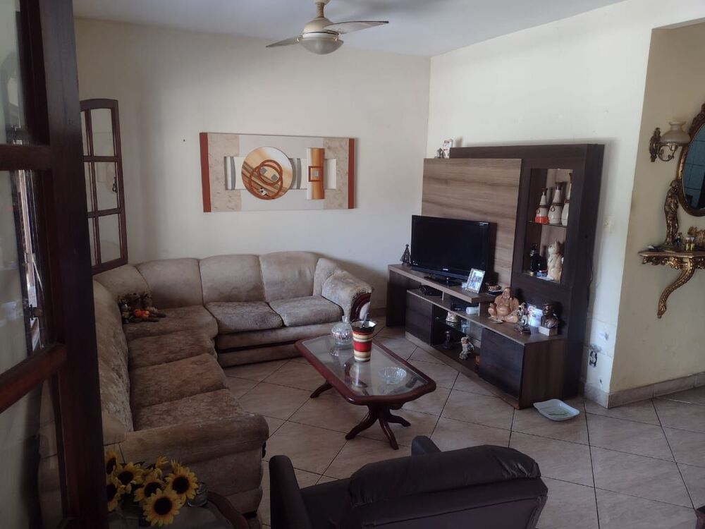 Casa à venda com 4 quartos, 230m² - Foto 1