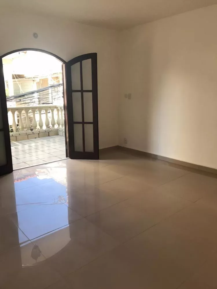 Casa à venda com 4 quartos, 244m² - Foto 1