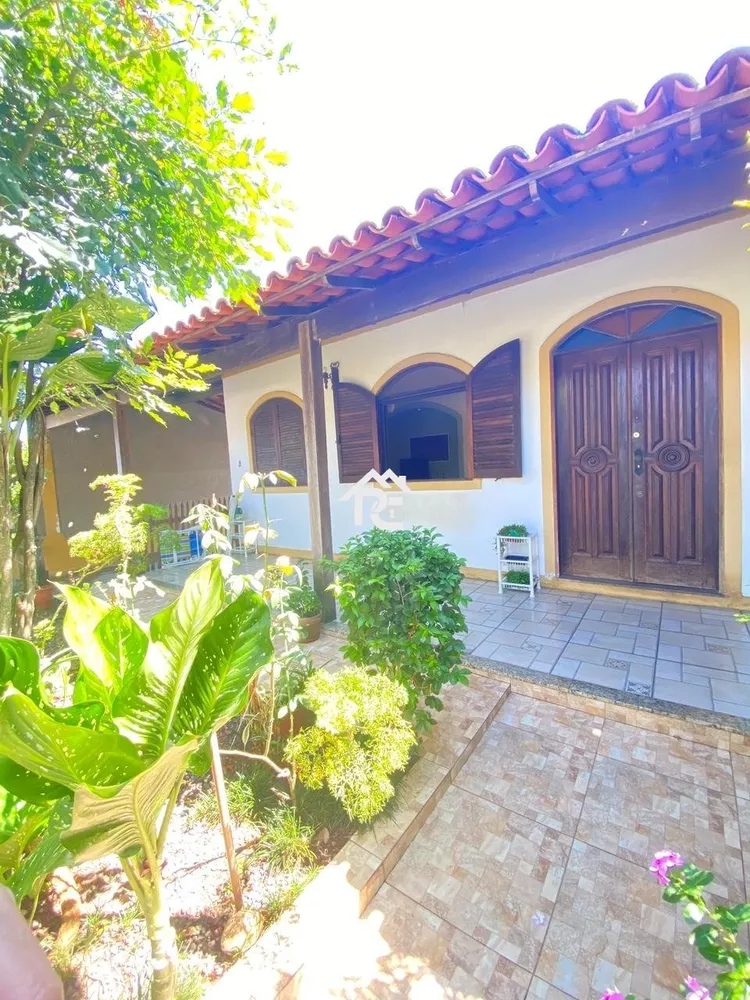 Casa à venda com 5 quartos, 200m² - Foto 1