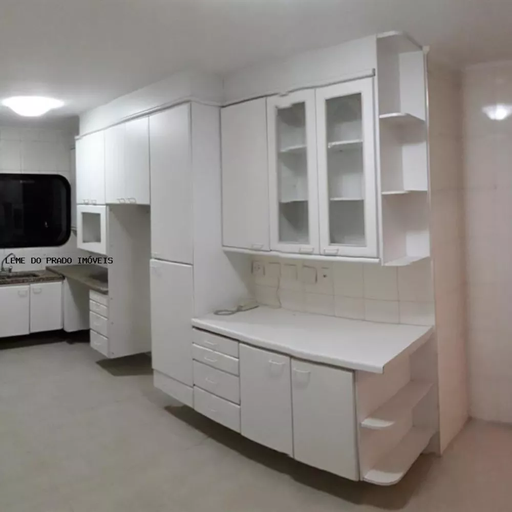 Apartamento à venda com 3 quartos, 200m² - Foto 2