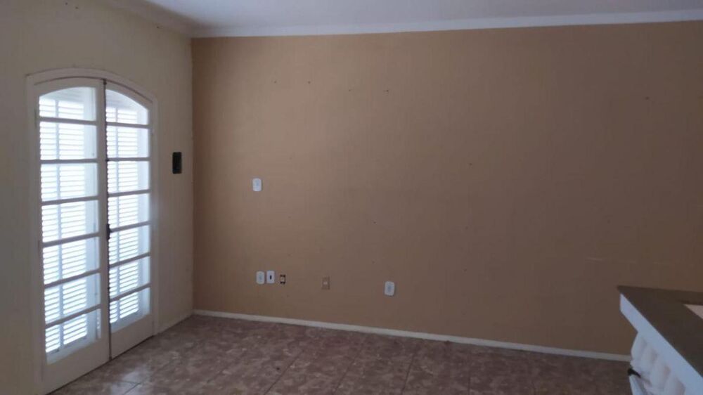 Casa à venda com 5 quartos, 200m² - Foto 1