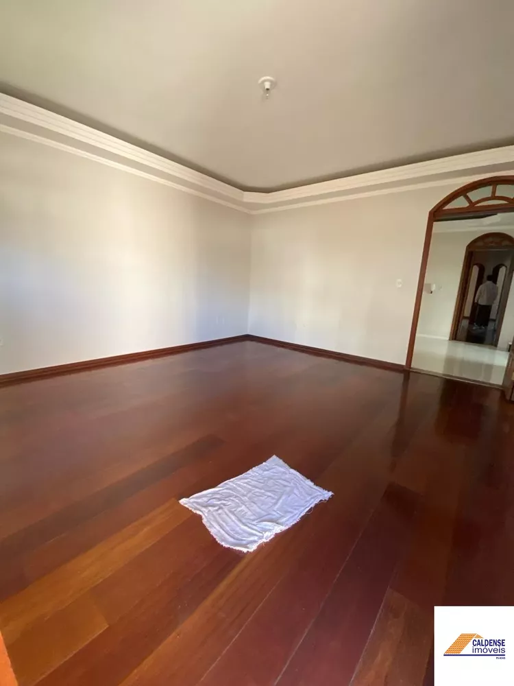 Casa à venda com 3 quartos, 300m² - Foto 2