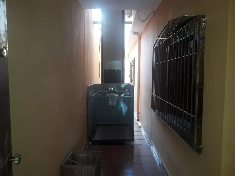 Casa à venda com 6 quartos, 300m² - Foto 1