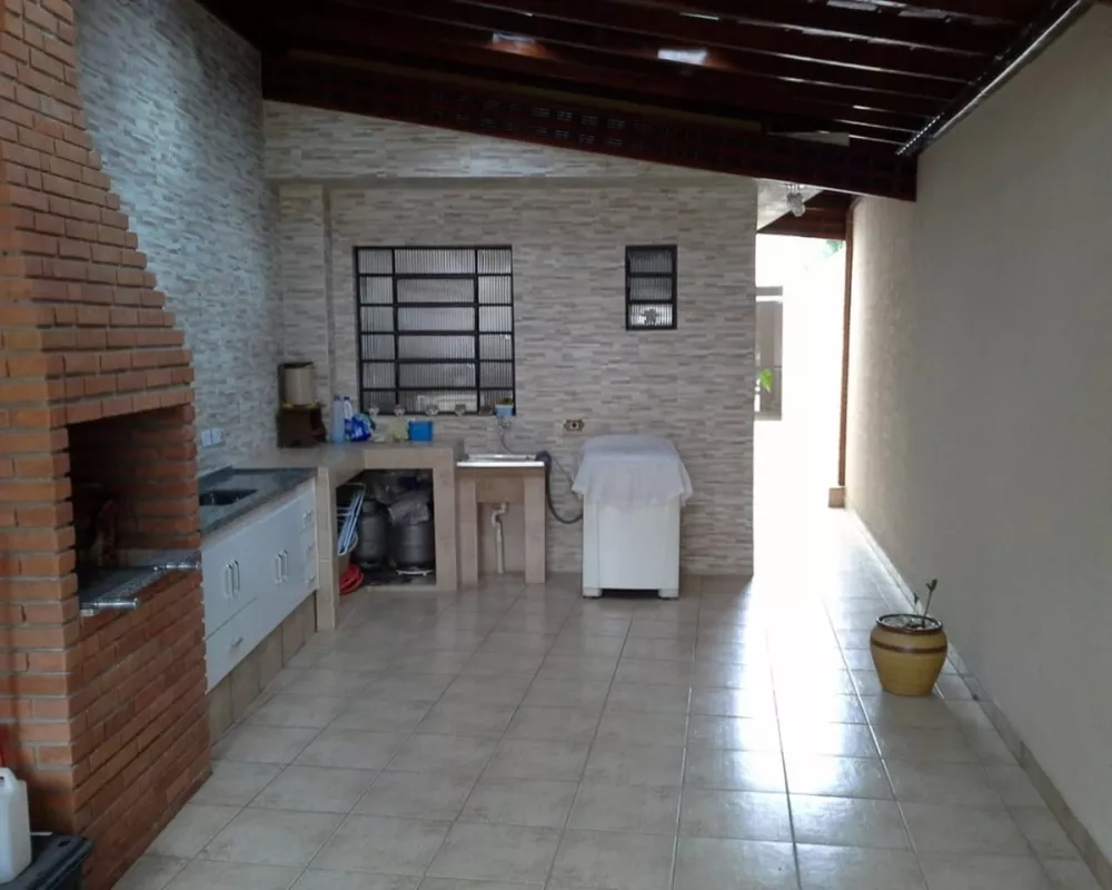 Casa à venda com 3 quartos, 202m² - Foto 1