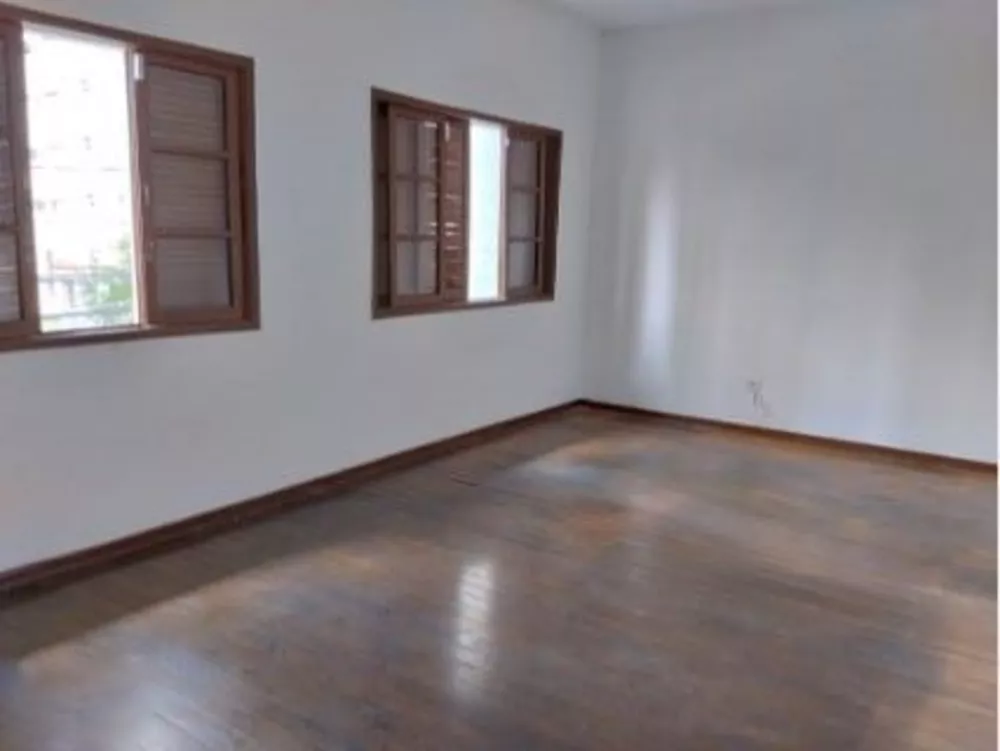 Casa para alugar com 5 quartos, 235m² - Foto 1