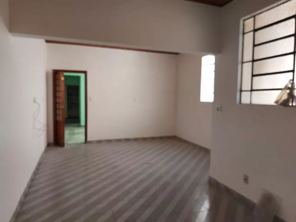 Casa à venda e aluguel com 3 quartos, 170m² - Foto 2