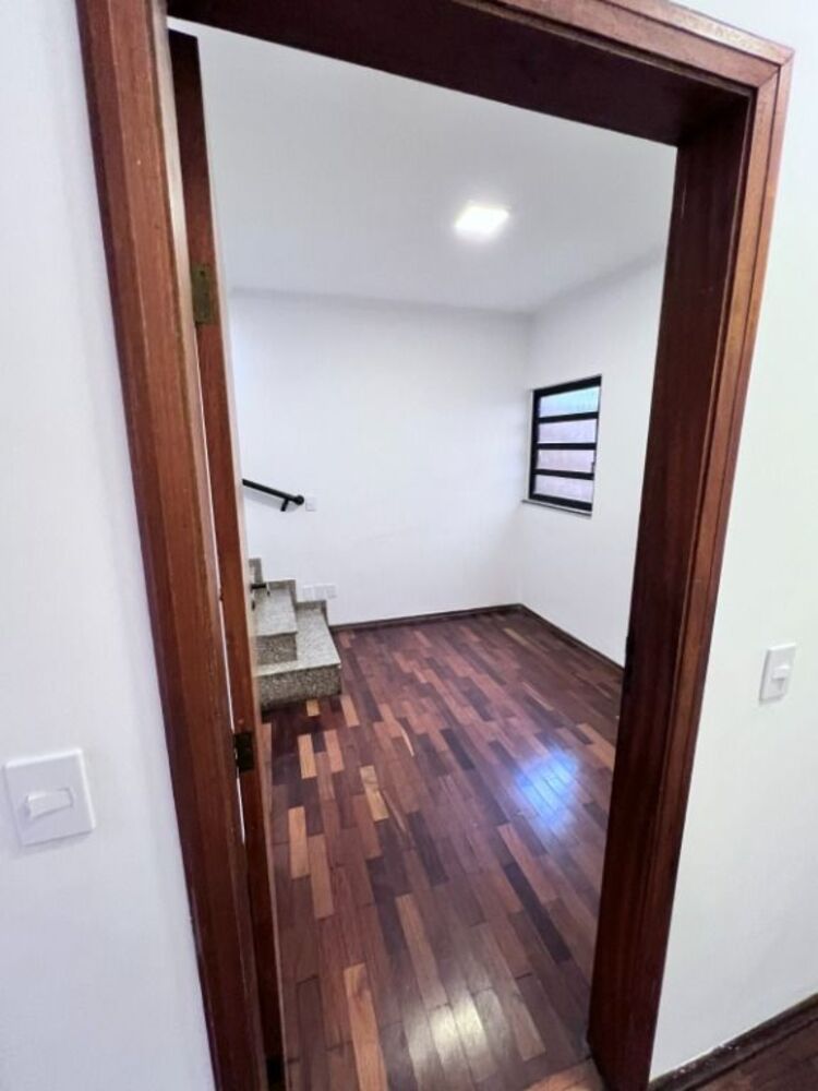Casa à venda com 3 quartos, 140m² - Foto 2