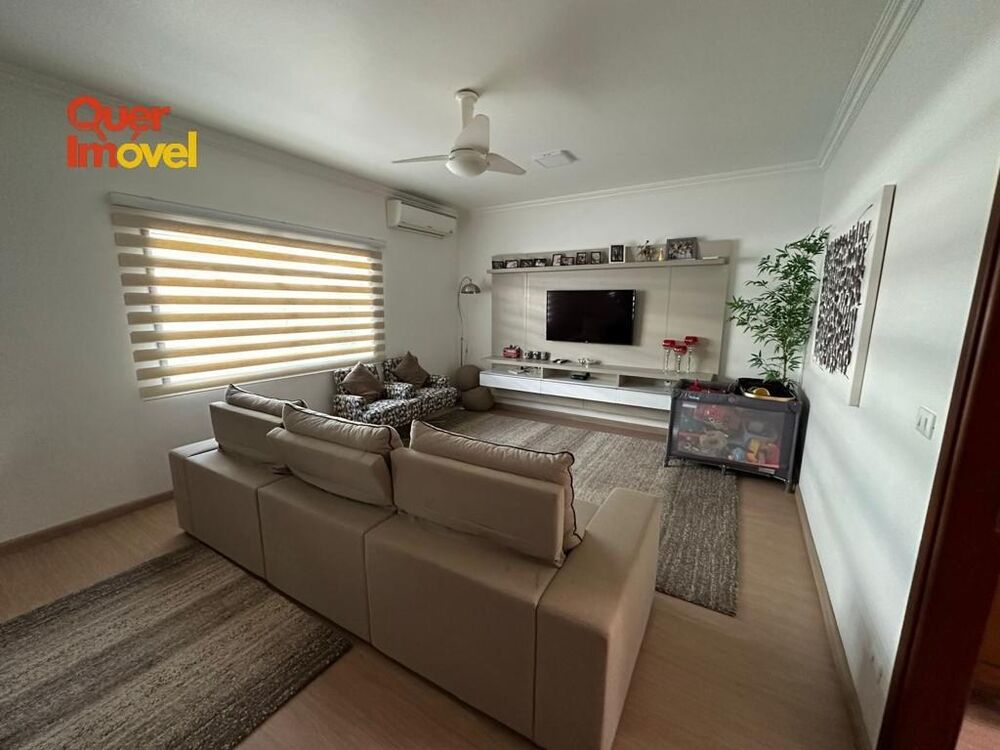 Casa à venda com 3 quartos, 179m² - Foto 1