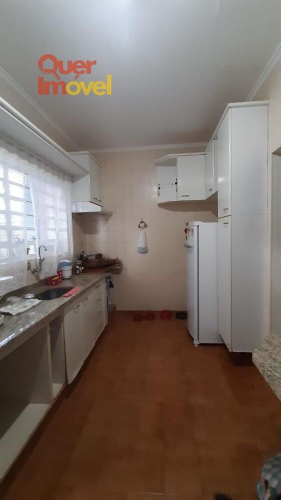 Casa à venda com 3 quartos, 230m² - Foto 1