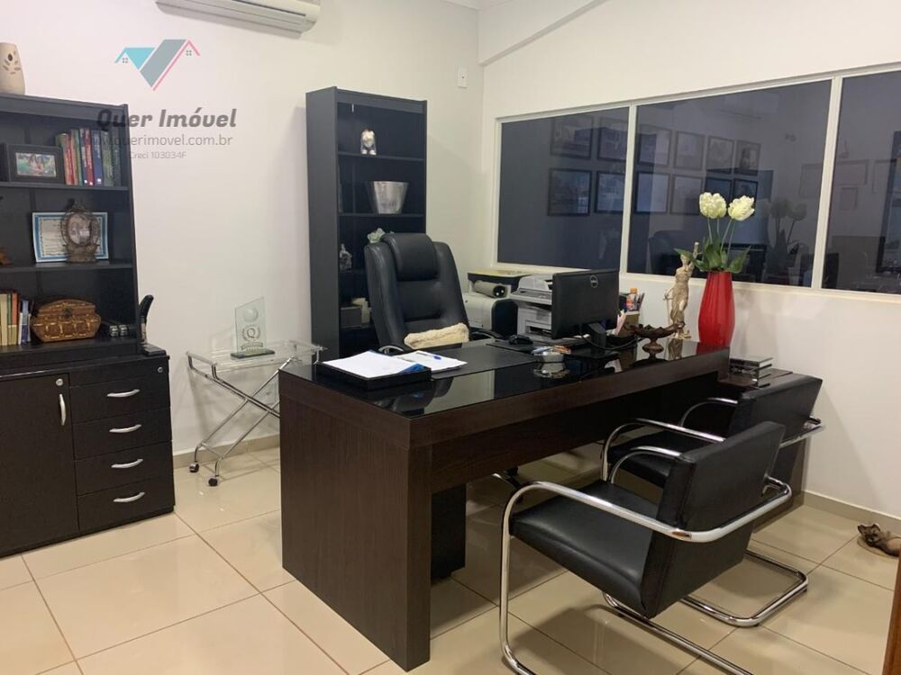 Casa à venda com 3 quartos, 240m² - Foto 1