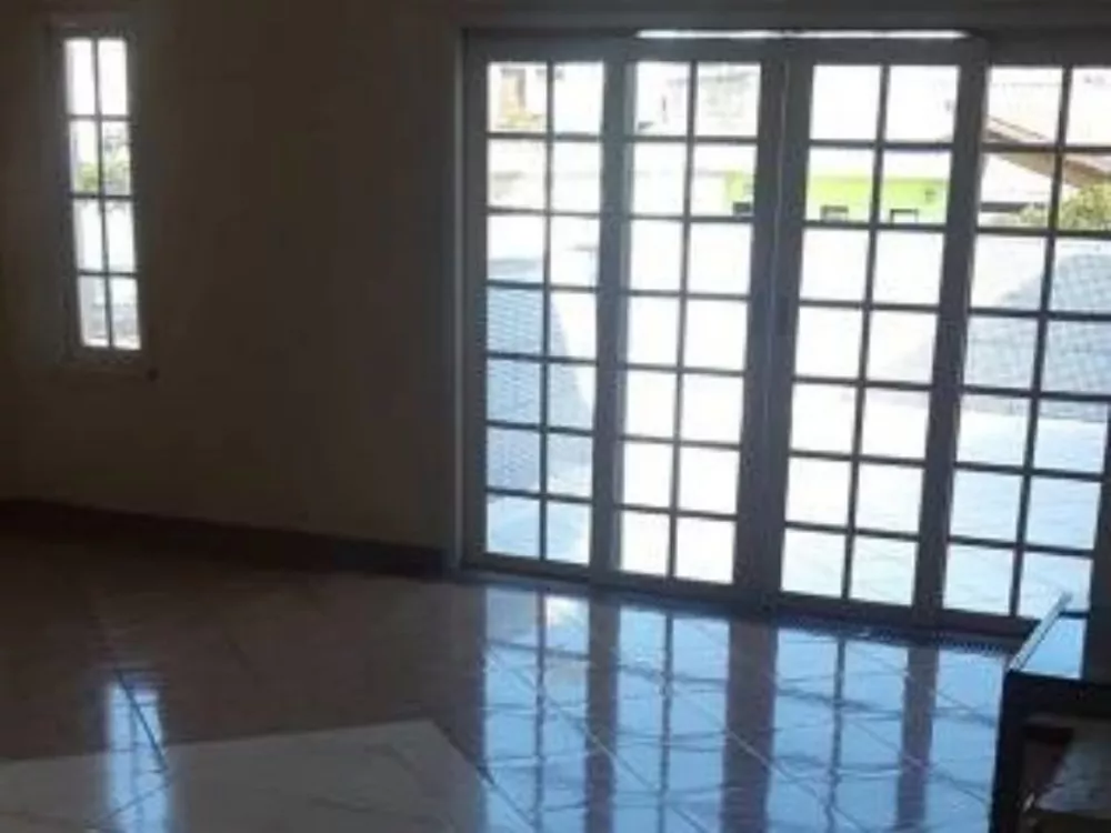 Casa à venda com 3 quartos, 240m² - Foto 2