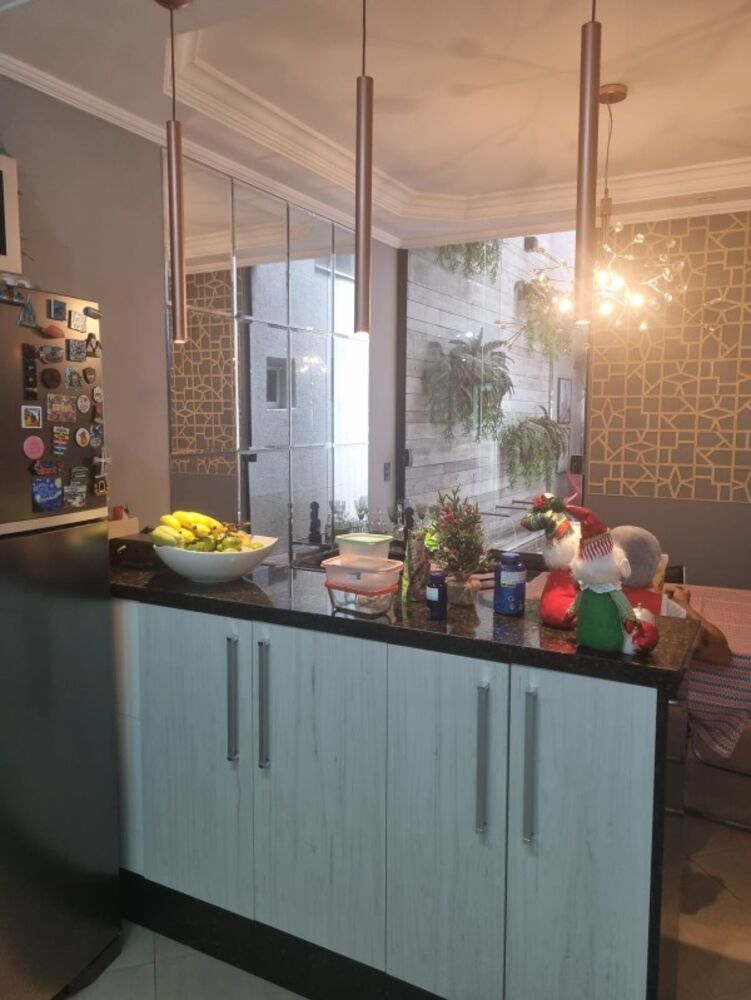 Casa à venda com 3 quartos, 300m² - Foto 1