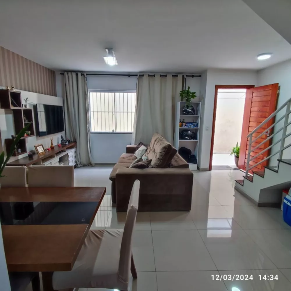 Casa à venda com 2 quartos, 71m² - Foto 1