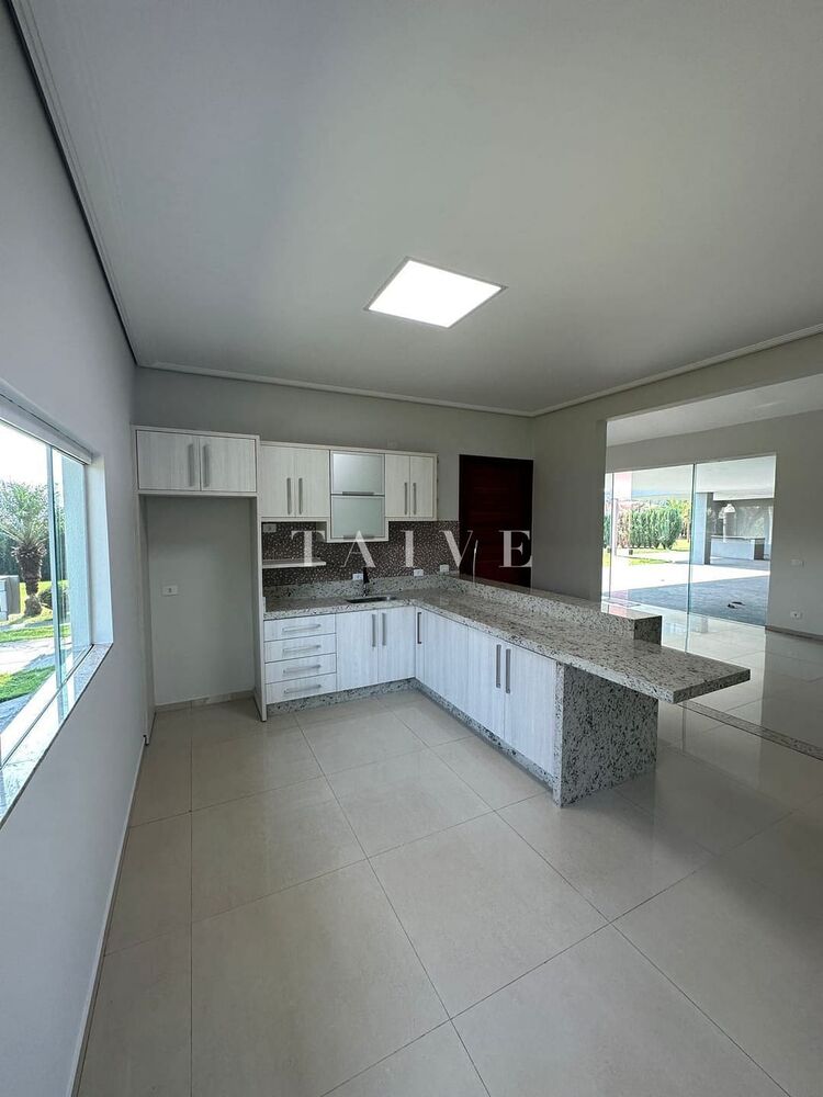 Casa à venda com 3 quartos, 360m² - Foto 1