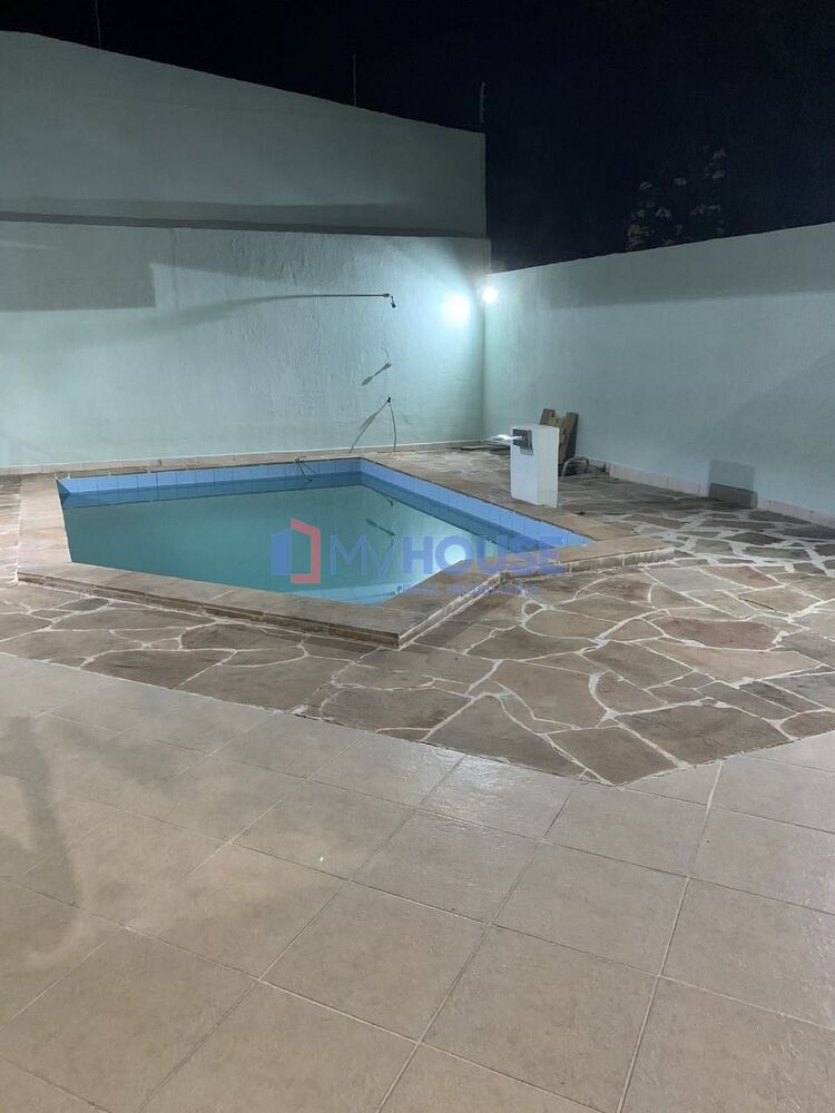 Casa à venda com 3 quartos, 230m² - Foto 1