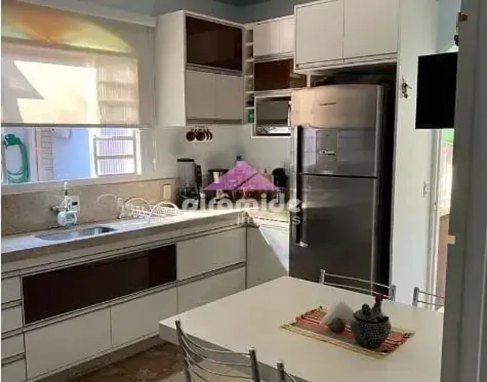Casa, 3 quartos, 201 m² - Foto 1