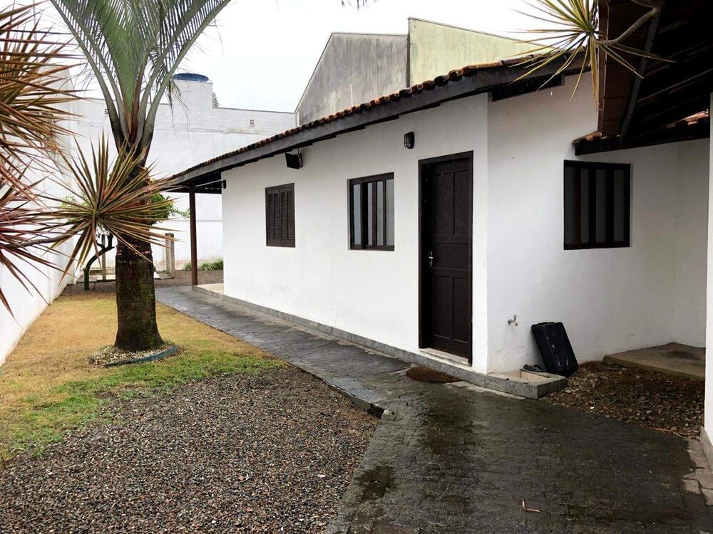Casa para alugar com 1 quarto, 420m² - Foto 1