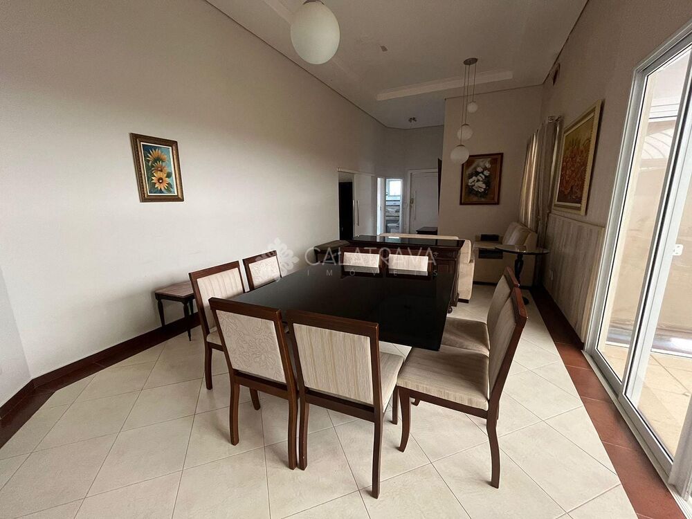Casa para alugar com 3 quartos, 210m² - Foto 1