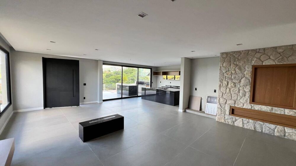 Casa à venda com 4 quartos, 330m² - Foto 1