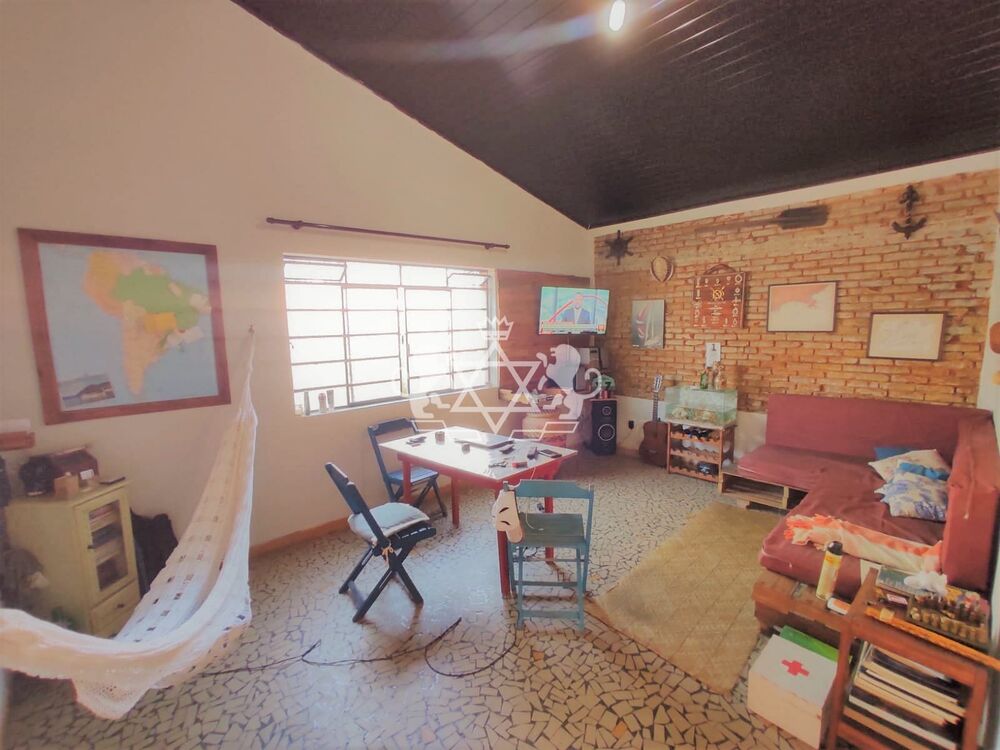 Casa à venda com 5 quartos, 140m² - Foto 1