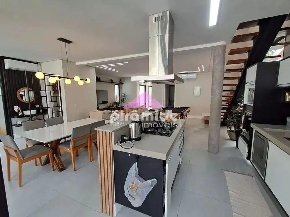 Casa, 4 quartos, 251 m² - Foto 1