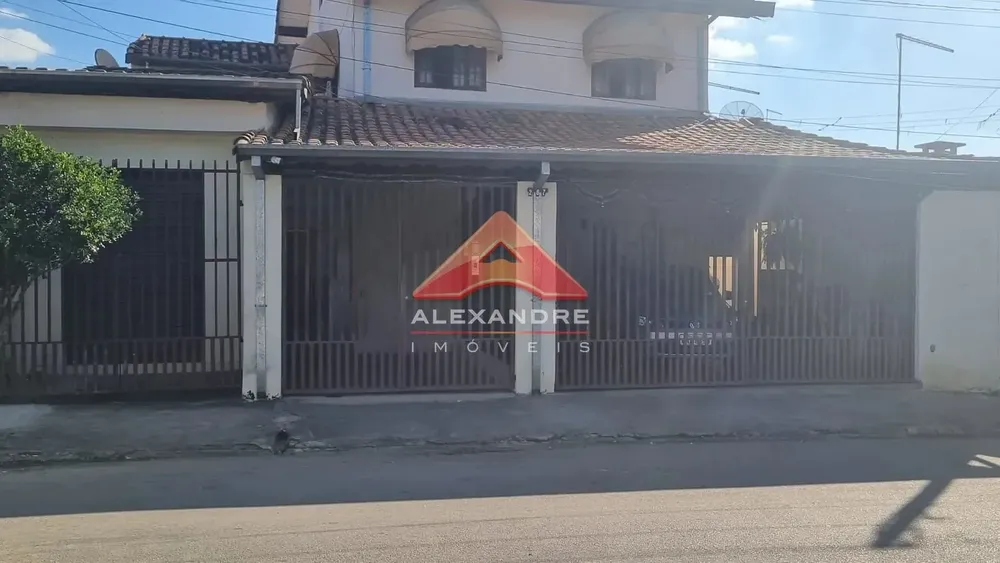 Casa, 5 quartos, 220 m² - Foto 1