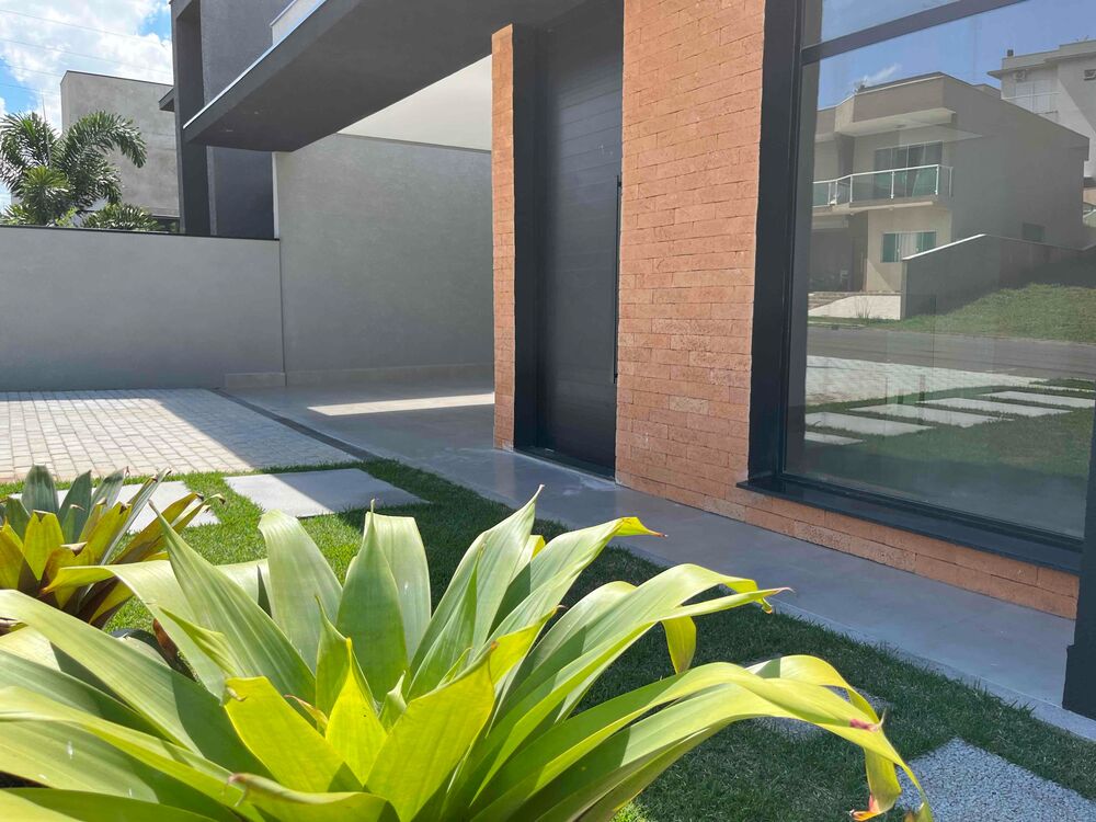 Casa à venda com 4 quartos, 214m² - Foto 1