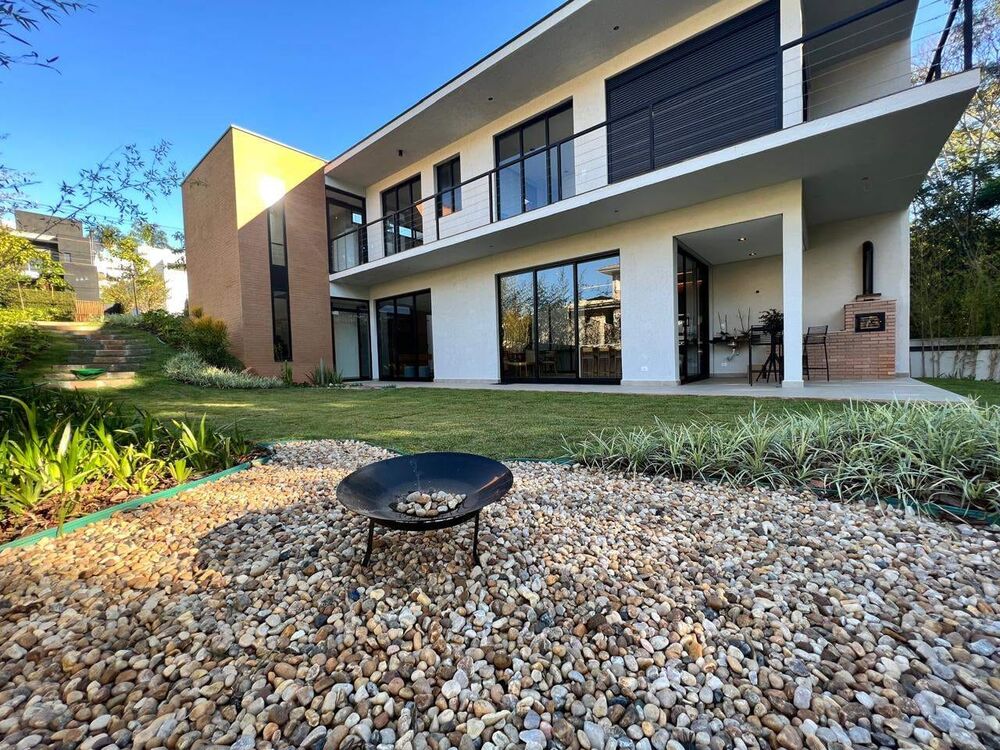 Casa à venda e aluguel com 3 quartos, 250m² - Foto 1