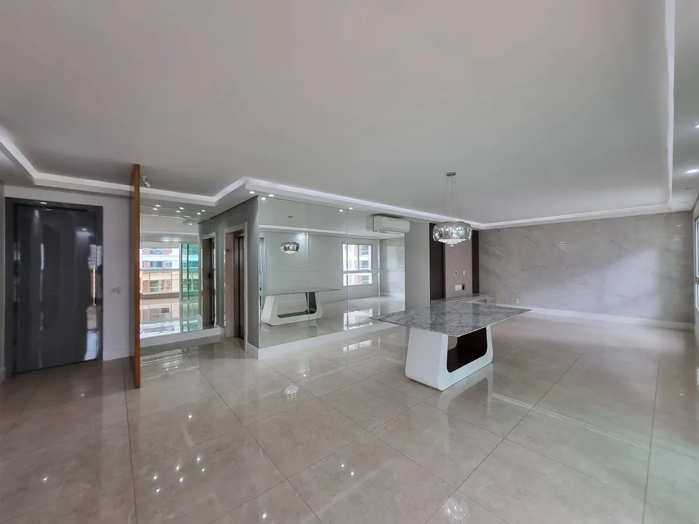 Apartamento, 3 quartos, 236 m² - Foto 2