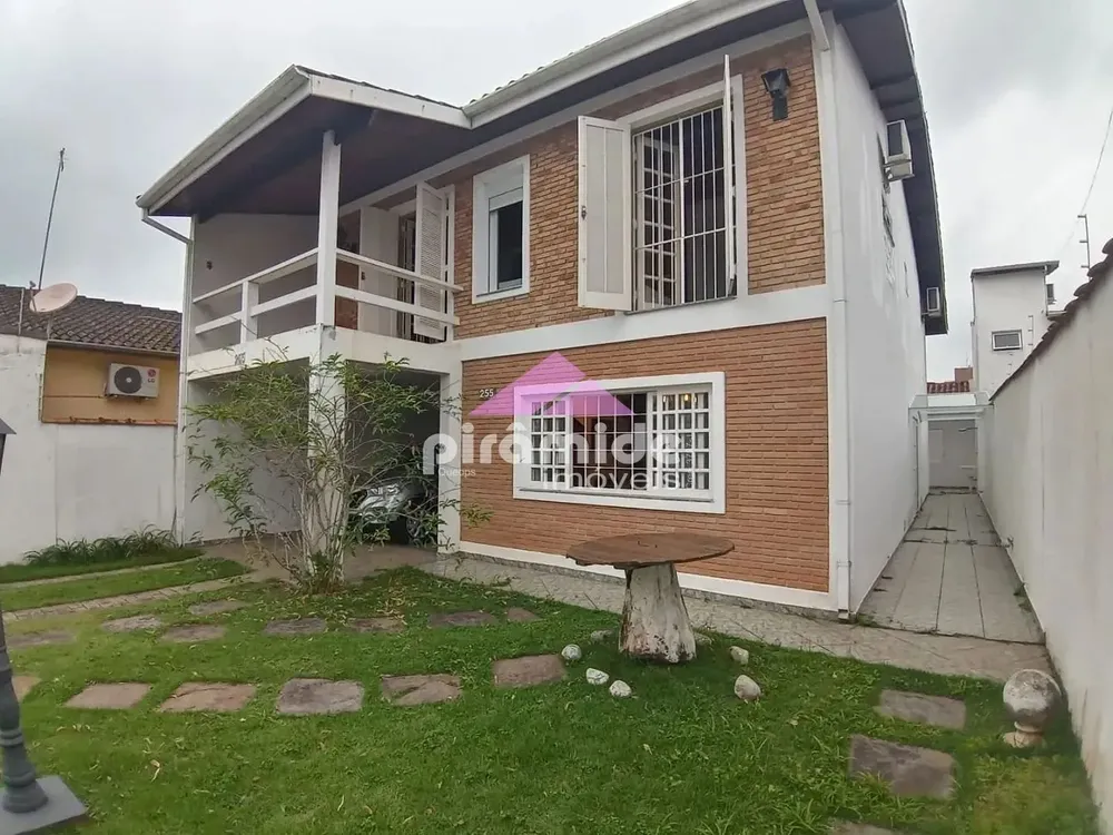 Casa, 4 quartos, 270 m² - Foto 1
