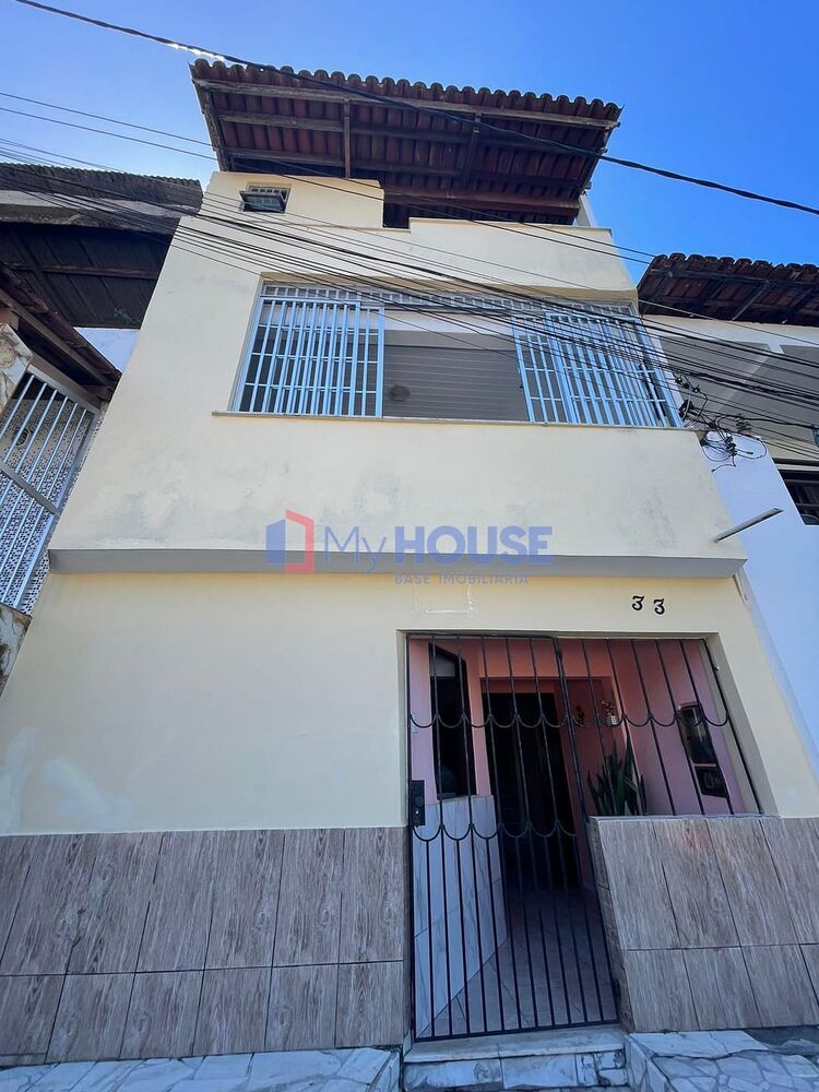 Casa à venda com 3 quartos, 237m² - Foto 1