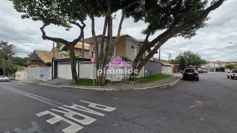 Casa, 4 quartos, 179 m² - Foto 1