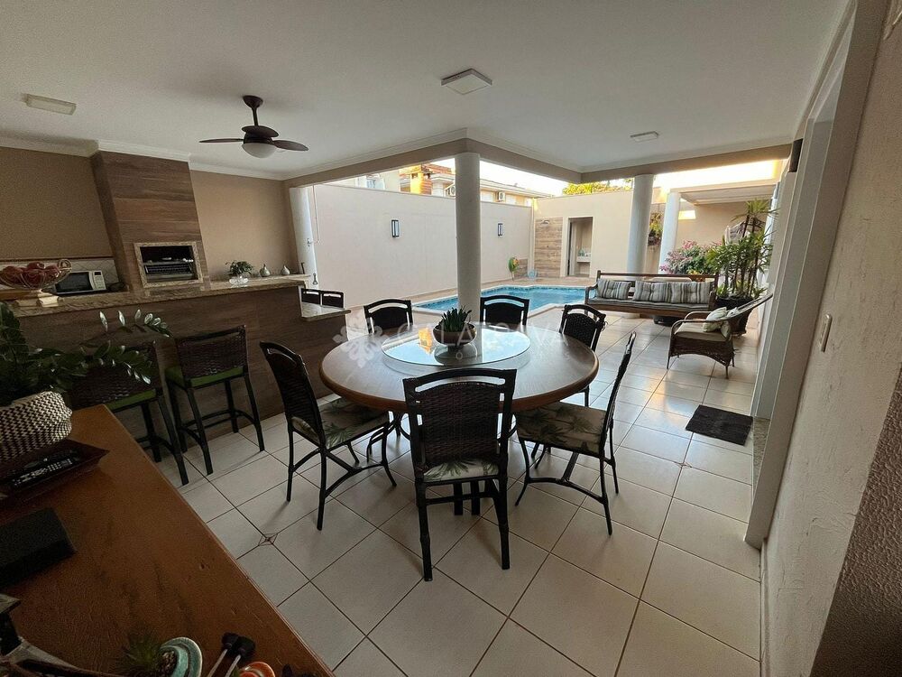 Casa à venda com 4 quartos, 320m² - Foto 1