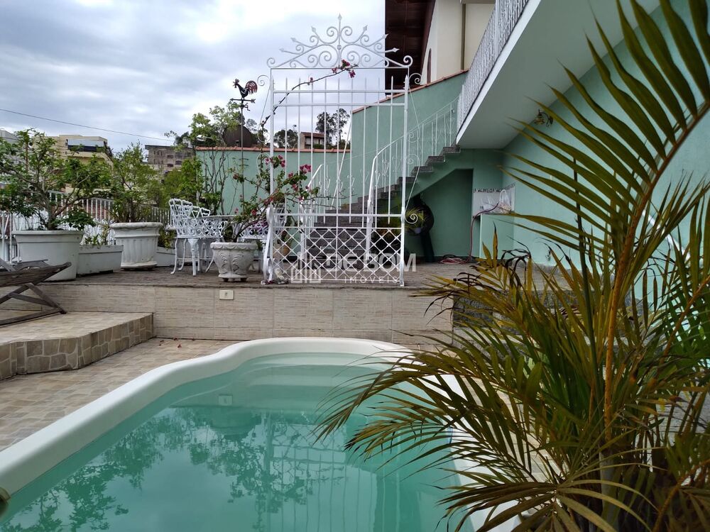 Casa à venda com 4 quartos, 196m² - Foto 1