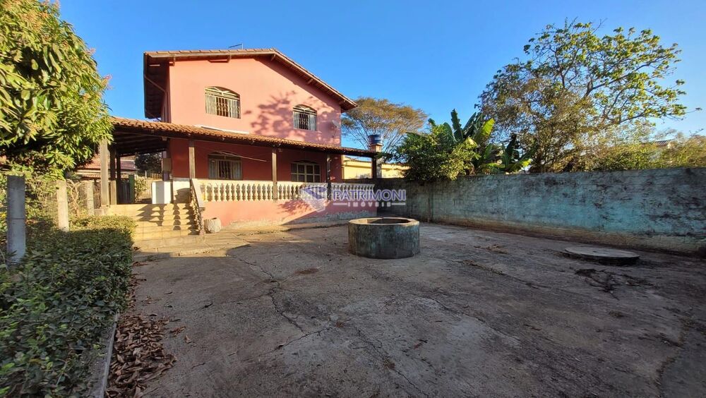 Casa à venda com 4 quartos, 250m² - Foto 2